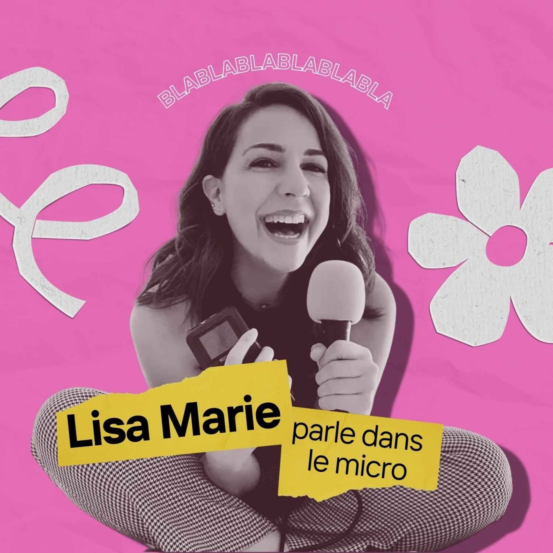 Lisa Marie parle dans le micro - Podcasts