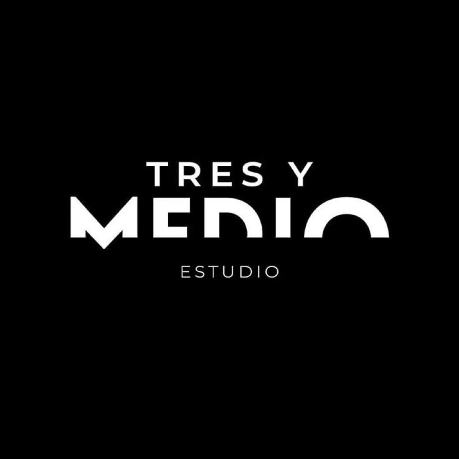 Tres y Medio Estudio