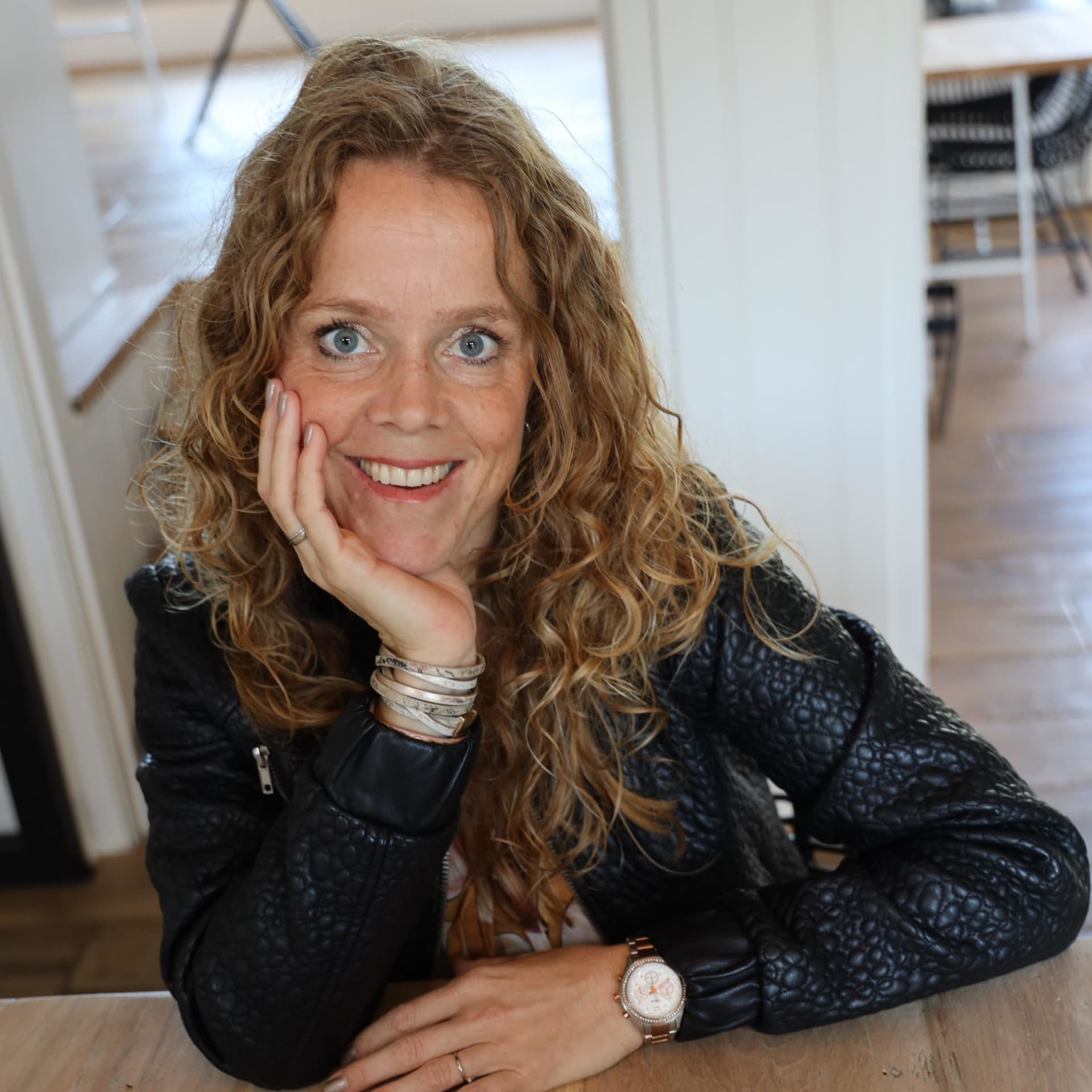 Miranda Tijink | Sterk in Sales, ik help ambiteuze coaches en dienstverleners verkopen vanuit verbinding! - Podcasts